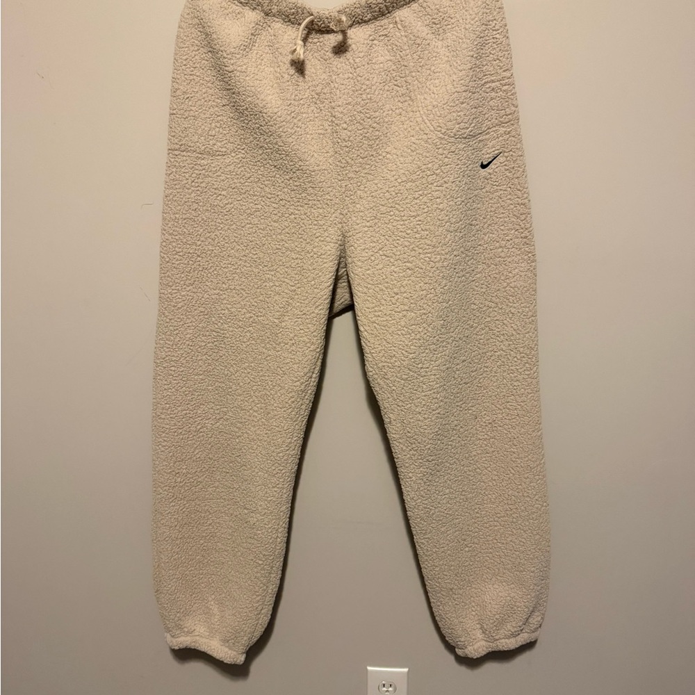 Nike Women’s Matching Set Pants and Sweater